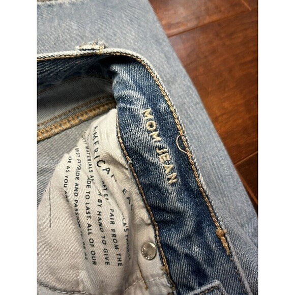 American Eagle Distressed High Rise Light Wash Mom Jean Sz 2 - Picture 3 of 8